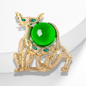 <span class=keywords><strong>Vintage</strong></span> Golden Cat Pussy Kitten Green Glass Azure Stone Ball Crystal Stone Aleación de piedra Pin de pecho Poodle Esmalte Pin para mujeres y hombres - Product Image 6