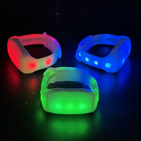 Bracelet lumineux à 11 LED brevetées, télécommandé, en silicone, avec effets étoilés DMX, idéal pour les cadeaux promotionnels et d'affaires