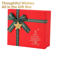 Boîte cadeau de Noël rouge, emballage de Noël avec ruban, écharpe, tasse isotherme, boîte cadeau pour la veille de Noël