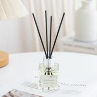 Parfum de maison, marque privée, bouteille carrée en verre de 50ml, diffuseur d'arômes de roseaux d'huile essentielle de luxe avec bâtonnets de rotin