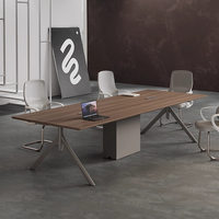 Table de conférence en bois massif avec finition peinte
