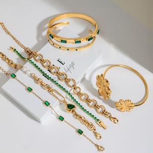 Bracelet manchette martelé de luxe vintage en acier inoxydable plaqué or 18 carats pour femme, avec zircon en verre vert rond, idéal comme cadeau de mariage - Product Image 2