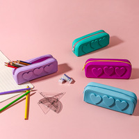 Prix de gros, étui à crayons en silicone personnalisé avec logo, design en forme de cœur, étui à crayons mignon pour enfants, pour garçons et filles
