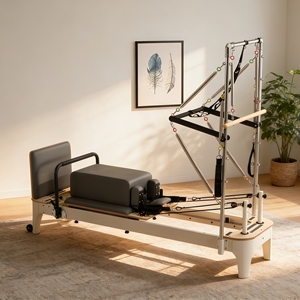 Reformer Pilates multifonctionnel avec tour, doté d'une barre de pieds robuste et d'un système de tour stable, idéal pour les studios de Pilates de prestige - Product Image 1