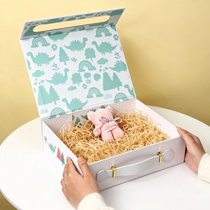صندوق هدايا ورقي مغناطيسي مخصص بشعار للأطفال حديثي الولادة يحتوي على كريم للجسم وحلويات وباقات أحذية - Product Image 5