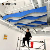 Le matériau d'isolation acoustique décoratif utilisé dans le restaurant est des panneaux de plafond en fibre de polyester.