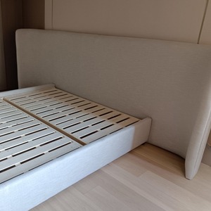 Lit rembourré minimaliste avec tête de lit large à ailes, taille King Queen, cadre de lit plateforme en tissu lin, style Japandi scandinave, OEM - Product Image 6