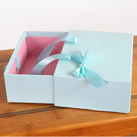 Boîte cadeau à tiroir coulissant rigide avec logo personnalisé, pelliculage mat, gaufrage, poignée en ruban de papier couché pour l'emballage d'écharpes et de vêtements