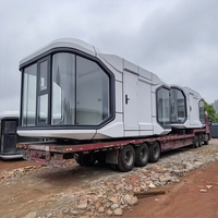 Capsule spatiale de luxe modulaire préfabriquée et mobile avec grande fenêtre panoramique pour projets de villégiature, d'hébergement et de glamping