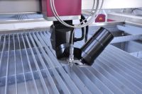 Machine industrielle à jet d'eau 3D 5 axes avec pompe haute pression pour couper des incrustations de marbre complexes et des sculptures en métal personnalisées