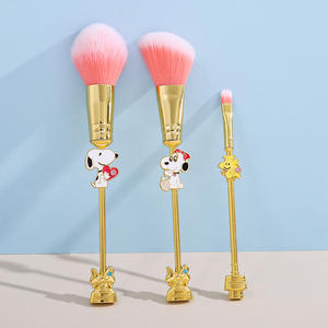 Venta al por Mayor de Lindo Set de 3 Brochas de Maquillaje de Dibujos Animados de <span class=keywords><strong>Snoopy</strong></span> con Mango de Metal Dorado y Bolsa, Regalos Exquisitos para Niños - Product Image 4