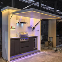 Cuisine extérieure mobile pour villa avec barbecue intégré, évier, armoire de rangement et îlot de cuisson sur roues pour patio