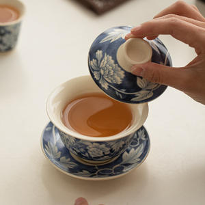 MINGSHUO Yuan Blue Flower Porcelain Gaiwan <span class=keywords><strong>Kung</strong></span> <span class=keywords><strong>Fu</strong></span> Tea Set Hand-held Bowl Open <span class=keywords><strong>Film</strong></span> Modern Design Soda Glaze Three-Talent Fujian - Product Image 4