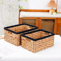 Panier rectangulaire en jacinthe d'eau naturelle tressé à la main avec bordure en tissu noir, bac de rangement robuste de style campagnard avec poignées découpées