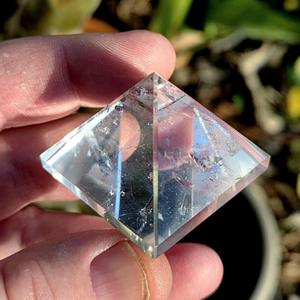 Pyramide en quartz clair naturel sculptée à la main de haute qualité CrystalHola pour la décoration intérieure et le Feng Shui (vente en gros) - Product Image 2