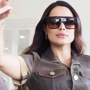 Lunettes de soleil carrées surdimensionnées noires rétro pour femmes avec logo personnalisé, protection UV400 - Product Image 3