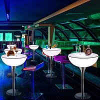 Table et tabourets de bar éclairés par LED