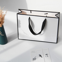 Sac en papier de luxe prêt à l'emploi avec poignée, pelliculage mat et type pliable pour l'emballage de vêtements et de chaussures