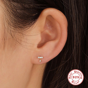 Boucles d'oreilles minimalistes en argent sterling S925, clous ronds capitonnés, accessoire pour les employés de bureau - Product Image 4
