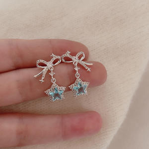 Pendientes de Plata de Ley S925 con Diseño de Lazo y Estrella Azul Marino, Sensación Fresca de Verano, Pendientes Largos Versátiles de Alta Gama, Diseño Azul Transparente - Product Image 1