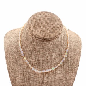 Collier tendance plaqué or réglable fait à la main avec des pépites d'opale éthiopienne lisses pour le mois de naissance d'octobre, signe du zodiaque de la balance - Product Image 4