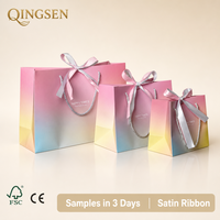 Sacs cadeaux en papier personnalisés de luxe rose et jaune dégradé avec ruban en satin et poignées torsadées, trois tailles pour boutiques et commerces de détail