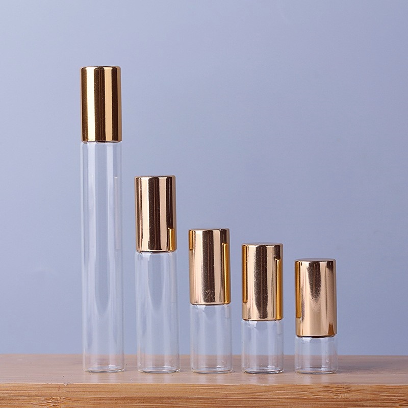 Botella transparente con tapa dorada