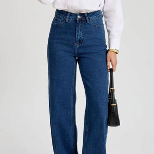 Jeans Classiques à Jambes Larges pour Femmes Bleu Clair Taille Moyenne Vêtement en Denim Casual - Product Image 1