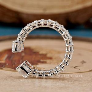 Bague élégante en diamant avec halo caché et finition polie pour un attrait luxueux et raffiné - Product Image 1