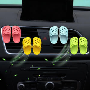 Nuevo par de zapatillas pequeñas, zapatos con decoración de Perfume para <span class=keywords><strong>coche</strong></span>, Clip personalizado para salpicadero, aire acondicionado, decoración de salida - Product Image 3