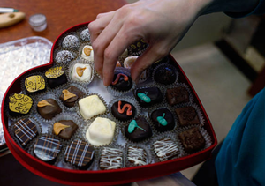 C10 Mini machine de trempe au chocolat électrique Nouvel équipement pour l'utilisation en magasin Petite puce de moule de cuisson pour la fusion du chocolat au lait - Product Image 4