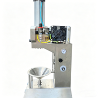 Industriële pneumatische roestvrijstalen messen groene kokosnoot schilmachine kokosnootverwerkingsmachine snelle schilmachine voor hoge verkoopcijfers