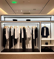 Ensemble de présentoirs pliables et réglables en hauteur, écologiques et personnalisés, en métal noir, pour magasin de vêtements féminins minimalistes