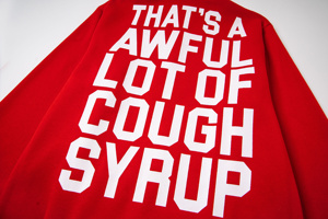 เสื้อสเวตเชิ้ตมีฮู้ดผ้ากำมะหยี่พิมพ์ลาย THAT'S A AWFUL LOT OF COUPH SYRUP ทรงหลวม สไตล์สปอร์ต สำหรับผู้ชาย - Product Image 4