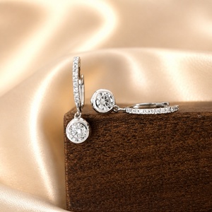 ต่างหูแบบห่วง Xinfly 18K ทองคำขาวประดับเพชรทรงกลม 0.60 กะรัต เพชรเลี้ยงในห้องปฏิบัติการ ตัวเรือนแบบฝังเพชร Pavé เครื่องประดับชั้นดีสำหรับผู้หญิง - Product Image 1