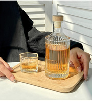 Bouteille de vin en verre cristal blanc givré à rayures verticales, forme plate, 250 ml, 500 ml, couleur personnalisée, logo personnalisable, nouvelle bouteille
