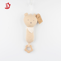 Hochet sensoriel pour bébé personnalisé en usine jouet en peluche ours disquette biologique conception animale en bois jouet à mâcher hochet pour bébé en bois