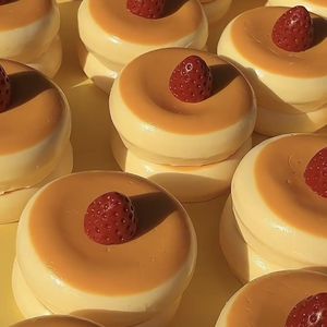 Bán buôn ít Cuốn Sách Màu Đỏ lấy cảm hứng từ dâu tây soufflé Mousse Bánh Squishy mềm EVA giảm căng thẳng Đồ chơi với sự phục hồi chậm - Product Image 2