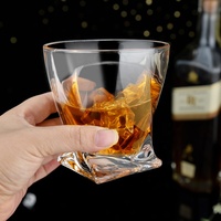 Ensemble de 4 gobelets à whisky en verre transparent de haute qualité de forme unique au design classique présentés dans une boîte de couleur