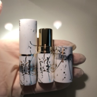 Tube à lèvres rond en plastique de luxe, emballage personnalisé pour rouge à lèvres avec impression sérigraphique pour cosmétiques