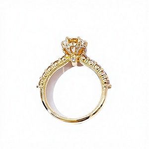 Anillo de Compromiso de Oro Amarillo de 14K con Diamante de Laboratorio y Diseño Floral de 6 Puntas Laterales, Hecho a Medida para Mujer por Stonewels - Product Image 3