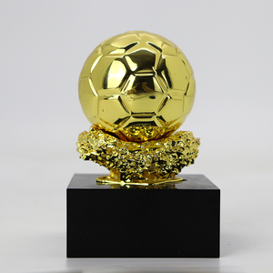 Trofeo di Calcio Personalizzato in Metallo Placcato Oro Stile <span class=keywords><strong>Ballon</strong></span> <span class=keywords><strong>D</strong></span>'<span class=keywords><strong>Or</strong></span> con Base in Cristallo Nero e Logo Inciso, Premio Souvenir per il Calcio - Product Image 2