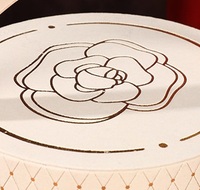 Boîte cadeau en velours gaufré de haute qualité avec couvercle rabattable, boîte d'emballage portable de luxe pour bonbons, boîte cadeau pour rouge à lèvres Camellia avec ruban