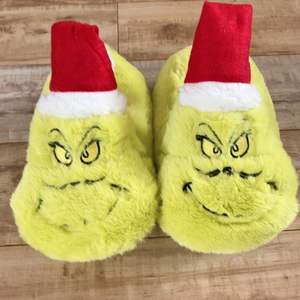 Chaussons d'intérieur douillets pour femmes et hommes avec logo brodé et semelle antidérapante, personnalisables - Product Image 1