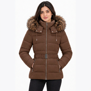 Manteau matelassé d'hiver marron pour femme en polyester tissé avec capuche en fourrure de raton laveur, ceinture à la taille, fermeture éclair, épais et matelassé, avec capuche amovible - Product Image 1