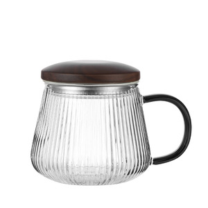 Tazza <span class=keywords><strong>da</strong></span> Tè in Vetro Borosilicato Premium con Coperchio in Legno Naturale e Infusore Integrato - Elegante Tazza <span class=keywords><strong>da</strong></span> Tè a Righe Verticali <span class=keywords><strong>da</strong></span> 450ml - Product Image 3