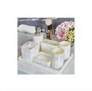 Juego de baño de resina hecho a mano de lujo con dispensador de jabón, soporte para cepillo de dientes y vaso, accesorio de baño de resina de efecto elegante - Product Image 1