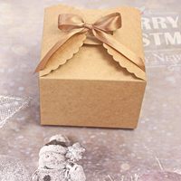 Petite boîte cadeau en carton ondulé marron vide avec rubans, gaufrage, durable, recyclable, moderne et élégante pour l'emballage de bonbons et d'artisanat