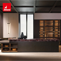 Armoire de cuisine en placage de chêne noir de luxe italien Allandgroup avec portes vitrées ouvertes à LED, îlot en marbre veiné rouge pour villa