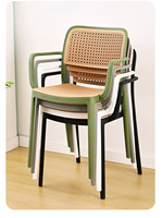 Chaise d'extérieur en rotin et plastique avec dossier de style médiéval, empilable, pour table de petit appartement